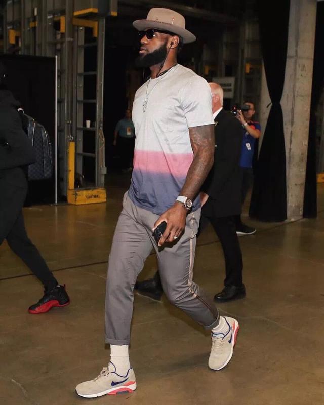 湖人浓眉哥篮下统治力助球队获胜（浓眉内线统治助湖人取胜）