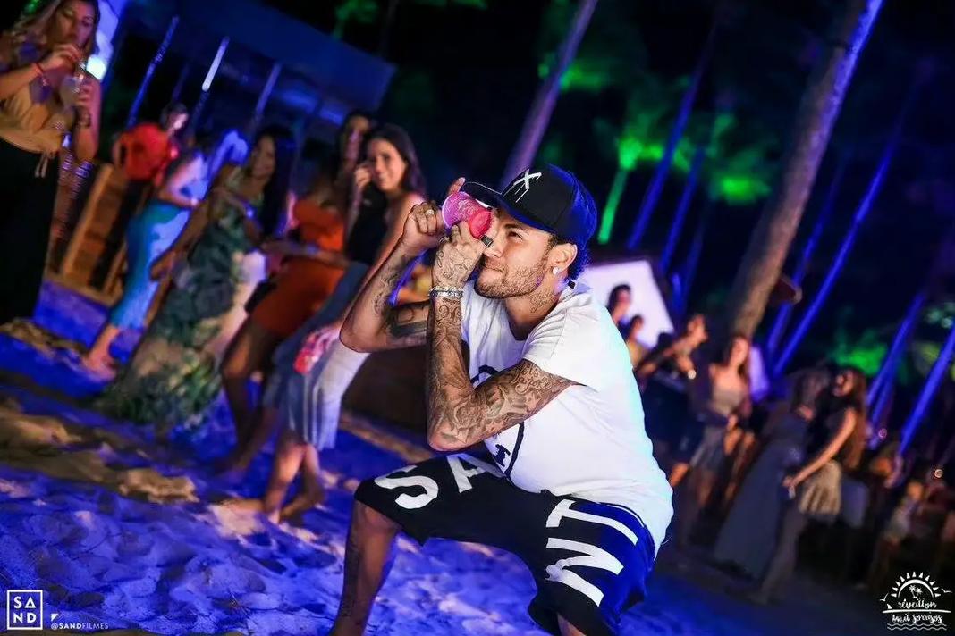 约基奇首节砍18分5板4助，着装引热议（约基奇首节轰下18分5篮板4助攻，造型引发热议）