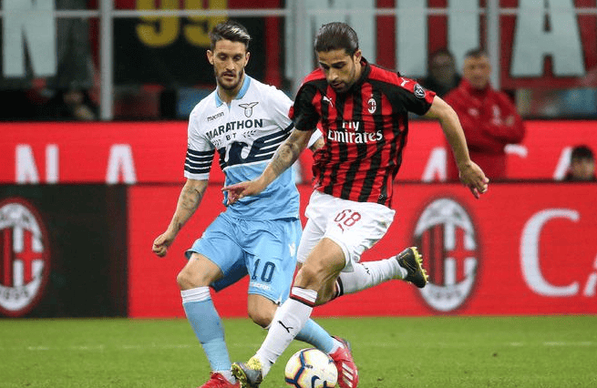 球迷怒喷后蹇韬回应：输球又怎么样？随后被韦世豪、甘超拦下（遭球迷怒斥，蹇韬回怼：输球又如何？韦世豪、甘超上前劝阻）