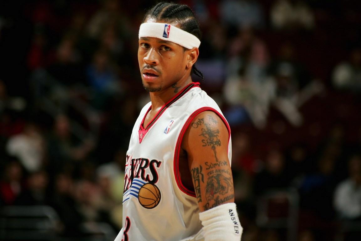 有些尴尬，巴林门将在成功扑救后不慎用脚打入乌龙且弄伤自己（尴尬一幕：巴林门将扑救成功却误踢乌龙，还因此受伤）